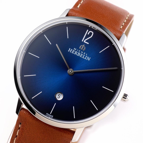 フランスブランドならではの上品なカラーリング。
シティ ユニセックス ¥39,800+tax
#michelherbelin #watch #madeinfrance #blue #ミッシェルエルブラン #時計 #フランス #クォーツ #ブルー